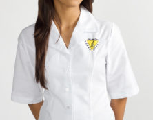 Fitted women's shirt with embroidered corporate logo